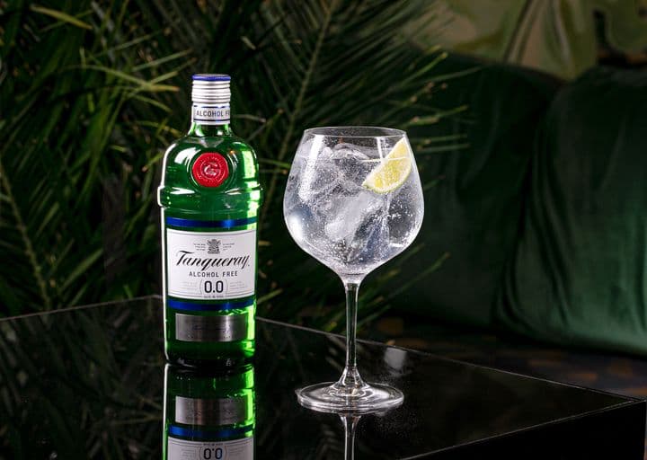 Tanqueray 0.0% bottle and drink