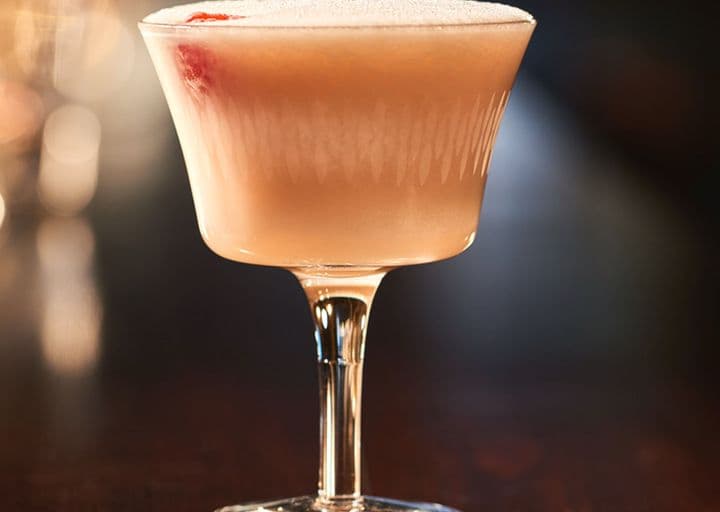 La imagen muestra una copa con el cóctel Clover Club.