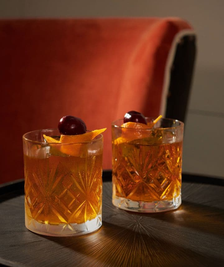 La imagen muestra dos vasos rocks llenas de Singleton Old Fashioned