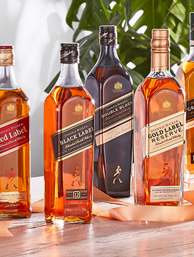 En la foto se pueden observar todas las botellas de las etiquetas del whisky Johnnie Walker.