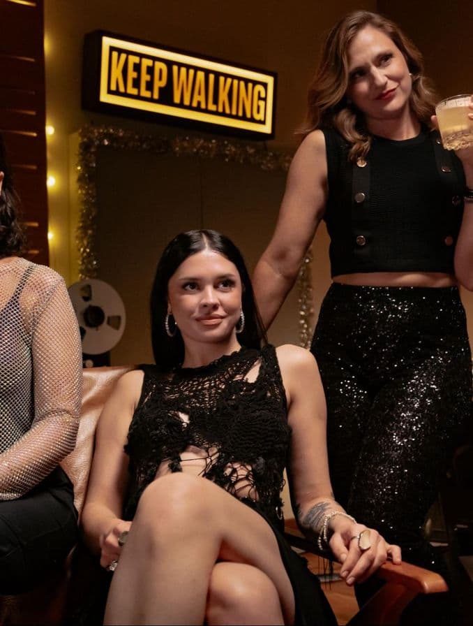 Lara Nuh, Soulfia y Natalia Perelman están junto a un vaso con un cóctel con hielo y una botella de Johnnie Walker Black Label a su lado.