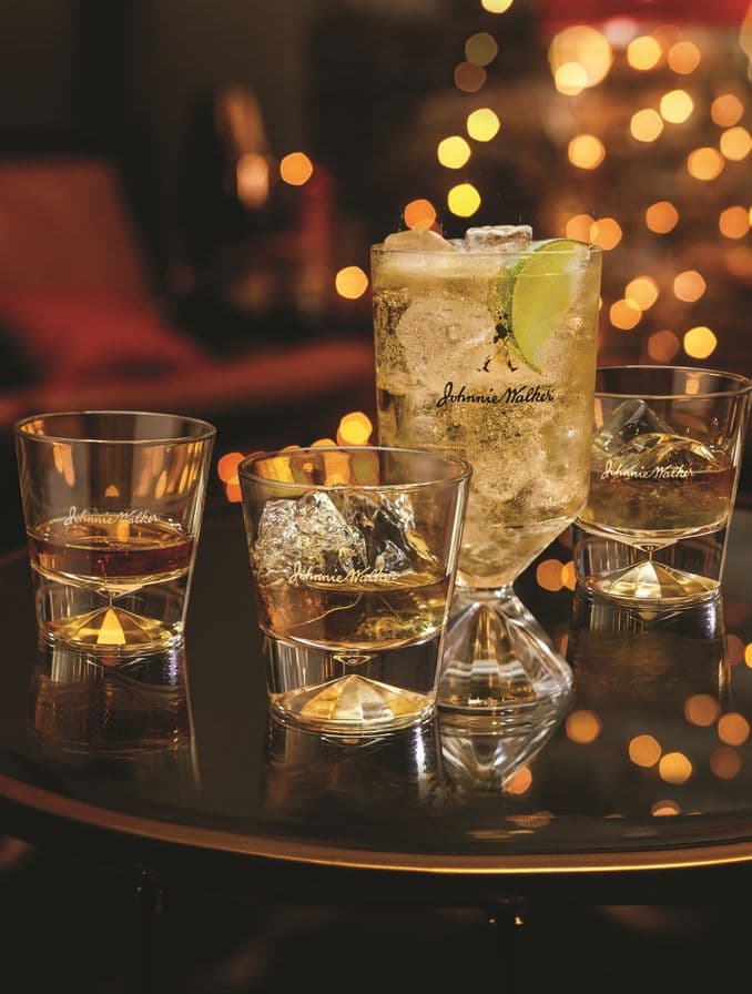 La imagen muestra 4 vasos de diferentes tamaños con whisky en ellos.